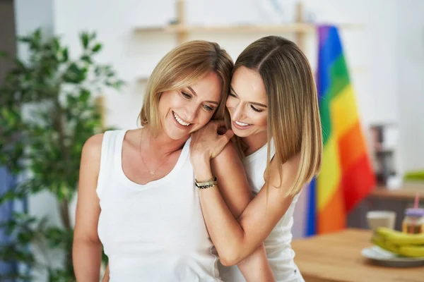 HBTQ Lesbiskt par älskar stunder i köket lycka koncept — Stockfoto