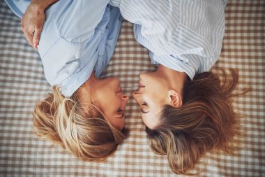 Yatakta iki genç kız arkadaş.