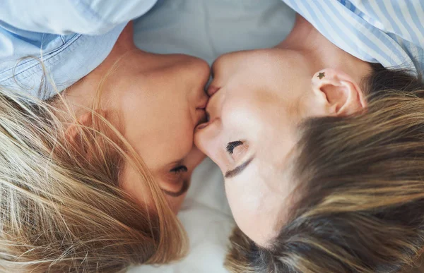 Yatakta iki genç kız arkadaş.