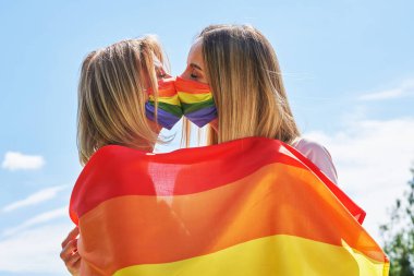 Lgbt bayrağı taşıyan bir kadın..