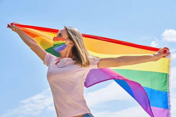 LGBTの旗を屋外で身に着けている. — ストック写真