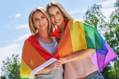 Lgbt bayrağı taşıyan bir kadın..