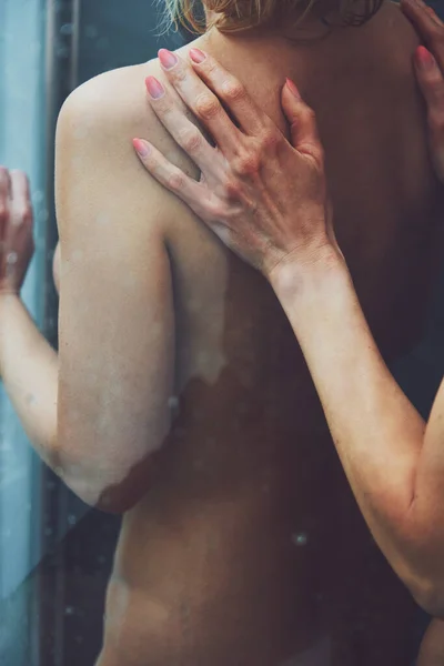Две милые девушки голые принимают душ — стоковое фото