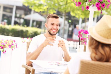 mutlu bir adam bir Café