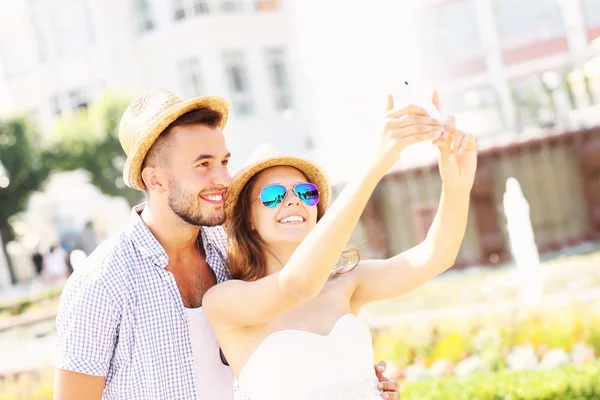 Gelukkige paar nemen selfie in het park — Stockfoto