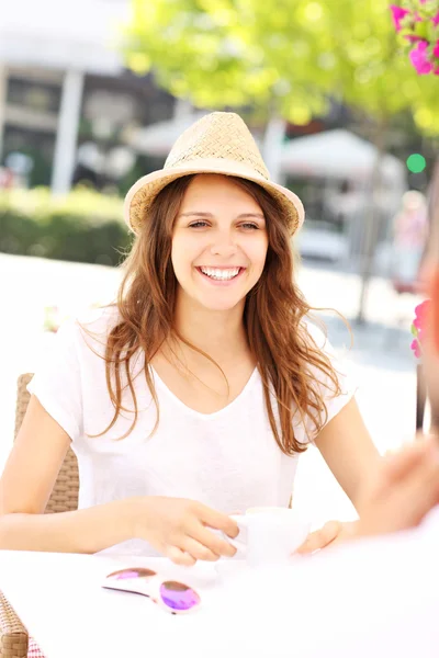 カフェの若い女性が — ストック写真