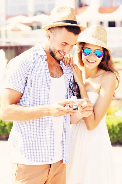 Casal feliz visitando a cidade — Fotografia de Stock