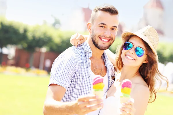 Casal alegre comendo cones de sorvete — Fotografia de Stock