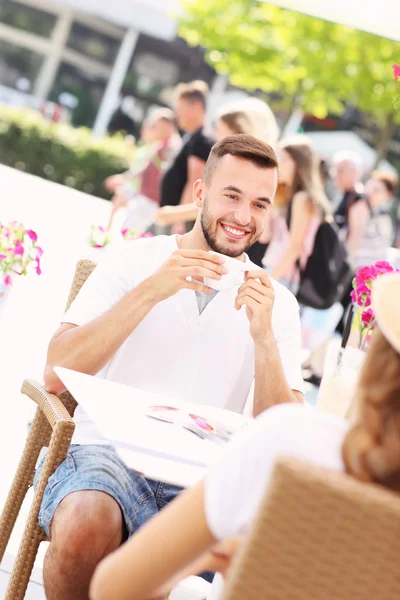 Entspannter Mann in einem Café — Stockfoto