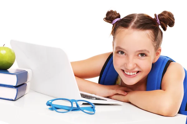 Chica feliz haciendo la tarea en la computadora —  Fotos de Stock