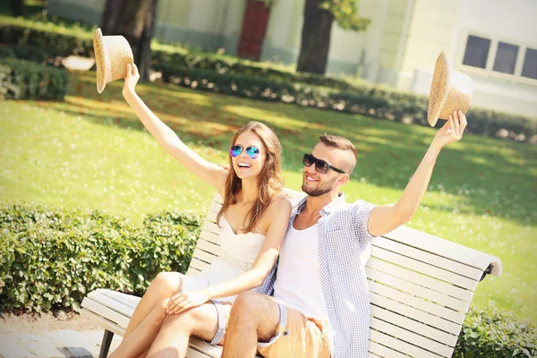 Casal alegre em um banco — Fotografia de Stock