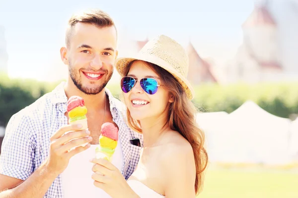 Glückliches Paar und Eis — Stockfoto