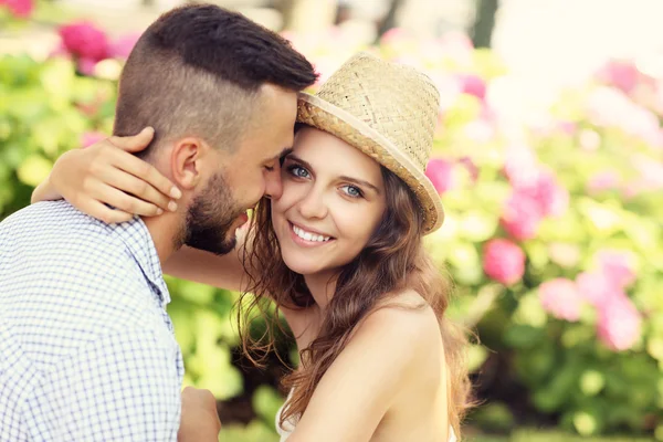 Casal romântico no jardim — Fotografia de Stock