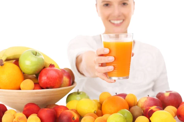 Mulher e suco de frutas — Fotografia de Stock