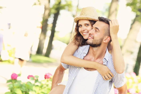 Piggyback in the park — Stock Photo, Image