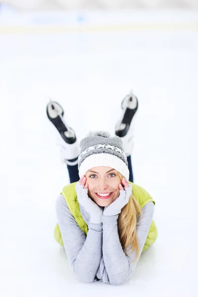 Fröhliche Frau liegt auf einer Eisbahn — Stockfoto