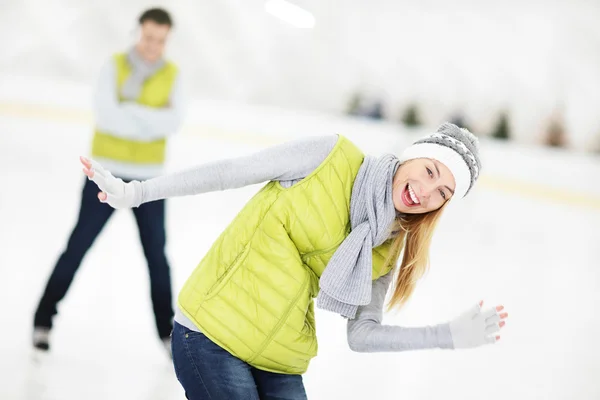 Casal alegre na pista de patinação — Fotografia de Stock