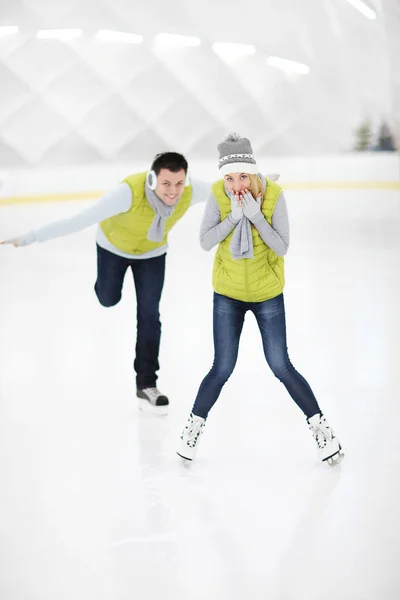 Glückliches Paar in der Eishalle — Stockfoto