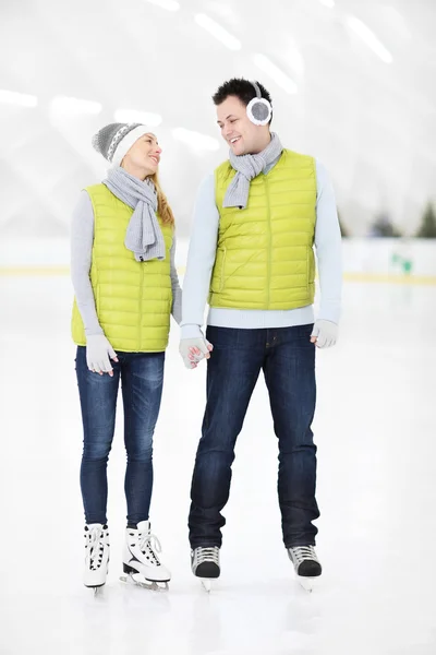 Pareja feliz en la pista de hielo — Foto de Stock