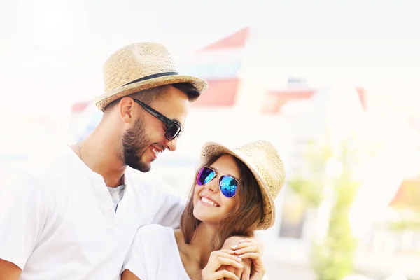 Pareja joven caminando por la ciudad — Foto de Stock