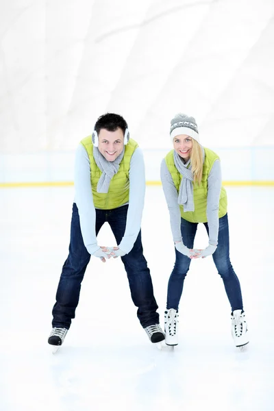 Casal alegre na pista de patinação — Fotografia de Stock