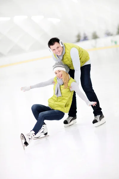 Casal feliz na pista de gelo — Fotografia de Stock