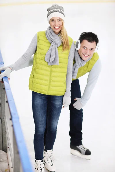 幸福的夫妇，在溜冰场 — 图库照片