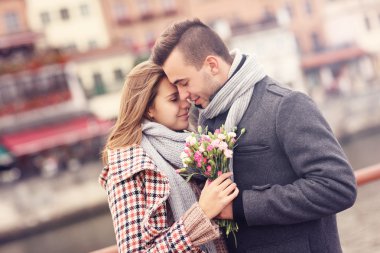 Çiçekler bir tarih ile Romantik Çift