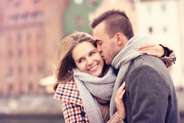 Мужчина целует женщину на свидании — стоковое фото