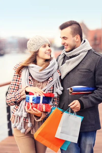 Giovani allegri che fanno shopping natalizio — Foto Stock