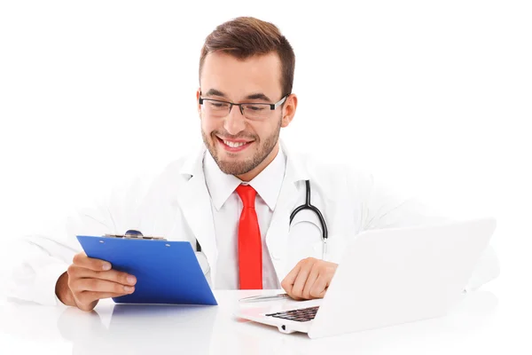 Doctor con laptop y documentos — Foto de Stock