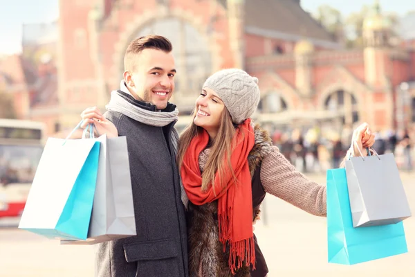 Happy couple shopping in the city — Stock Photo, Image