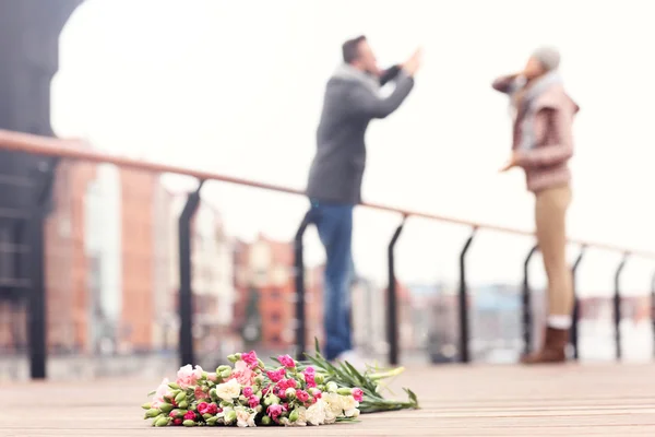 Flores perdidas y pareja discutiendo — Foto de Stock