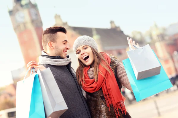 Couple shopping in the city — Stock Photo, Image