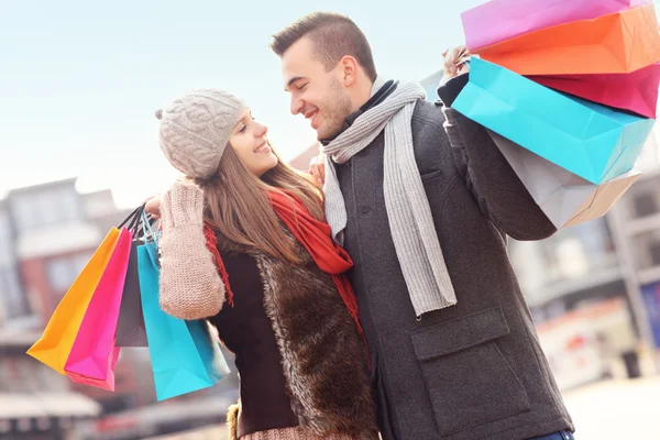 Casal em compras de inverno — Fotografia de Stock