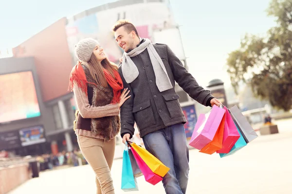 Fröhliches Paar beim Einkaufen in der Stadt — Stockfoto