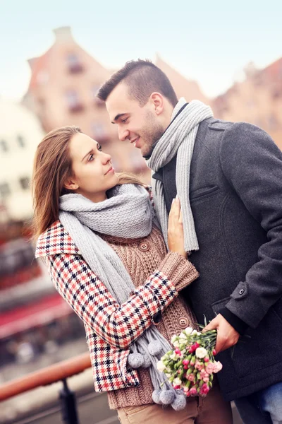 Casal romântico com flores em um passeio — Fotografia de Stock