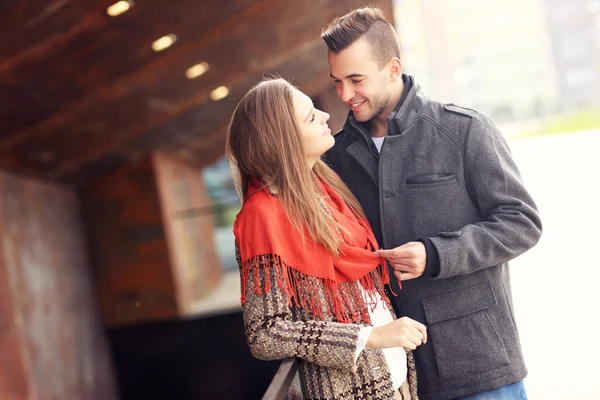 Beautifulcouple op een herfst datum — Stockfoto