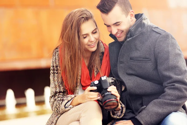 Genç bir çift kontrol onların fotoğraf makinesi resimleri — Stok fotoğraf