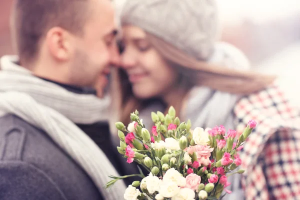 Blommor och pussar par i bakgrunden — Stockfoto