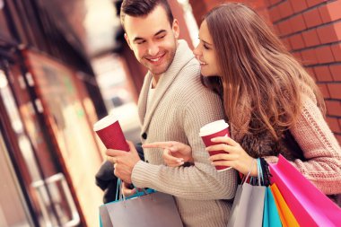 Alışveriş merkezinde alışveriş kahve ile mutlu çift