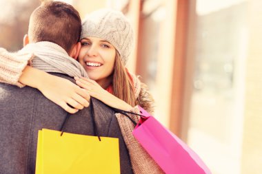 Mutlu kadın bir adam alışveriş yaparken sarılma