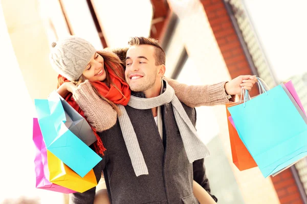 Happy couple shopping in the city — Stock Photo, Image