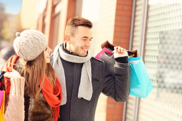 Casal feliz janela de compras na cidade — Fotografia de Stock