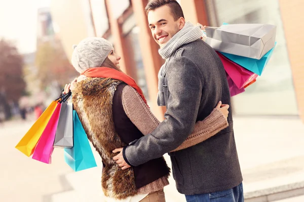 Hermosa pareja de compras juntos — Foto de Stock