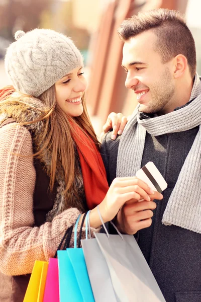 Jong (echt) paar met credit card winkelen in de stad — Stockfoto