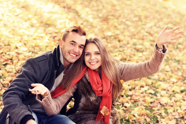 Casal feliz relaxante no parque de outono — Fotografia de Stock