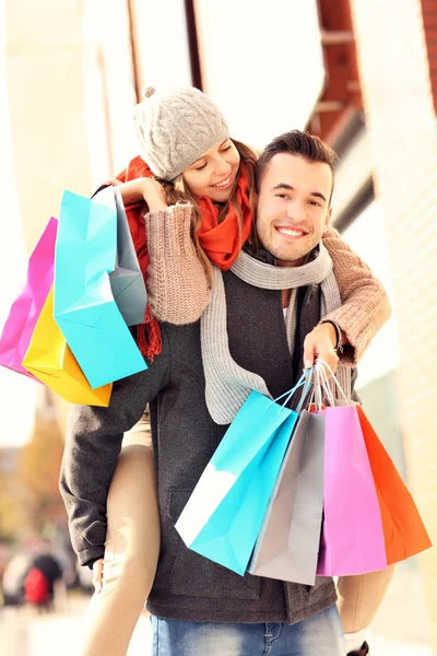 Happy couple shopping in the city — Stock Photo, Image