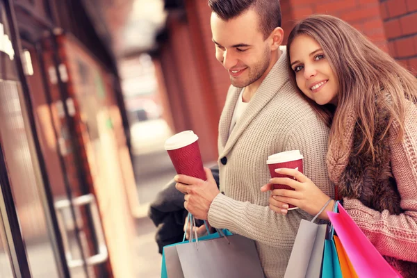 Jeune couple avec café shopping dans le centre commercial — Photo