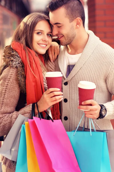 Pareja feliz con café de compras en el centro comercial —  Fotos de Stock